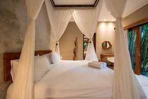 Astonishing Jungle Villa, 4 BR, Ubud With Staff