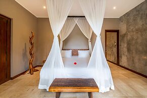 Astonishing Jungle Villa, 4 BR, Ubud With Staff