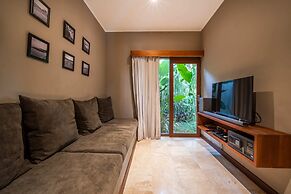 Astonishing Jungle Villa, 4 BR, Ubud With Staff