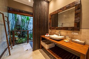 Astonishing Jungle Villa, 4 BR, Ubud With Staff