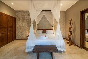 Astonishing Jungle Villa, 4 BR, Ubud With Staff
