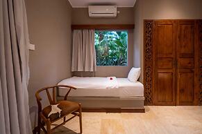 Astonishing Jungle Villa, 4 BR, Ubud With Staff