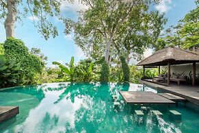 Astonishing Jungle Villa, 4 BR, Ubud With Staff