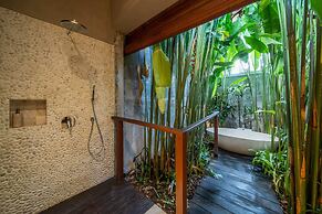 Astonishing Jungle Villa, 4 BR, Ubud With Staff