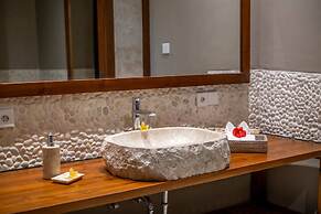 Astonishing Jungle Villa, 4 BR, Ubud With Staff