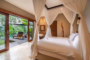 Astonishing Jungle Villa, 4 BR, Ubud With Staff