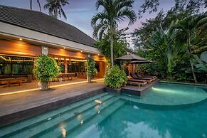 Astonishing Jungle Villa, 4 BR, Ubud With Staff