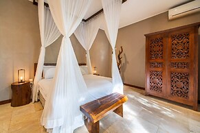 Astonishing Jungle Villa, 4 BR, Ubud With Staff