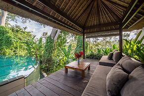 Astonishing Jungle Villa, 4 BR, Ubud With Staff