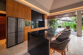 Astonishing Jungle Villa, 4 BR, Ubud With Staff