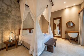 Astonishing Jungle Villa, 4 BR, Ubud With Staff