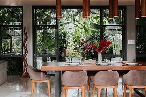 Astonishing Jungle Villa, 4 BR, Ubud With Staff