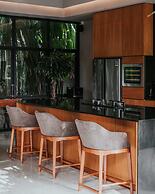Astonishing Jungle Villa, 4 BR, Ubud With Staff
