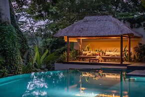 Astonishing Jungle Villa, 4 BR, Ubud With Staff