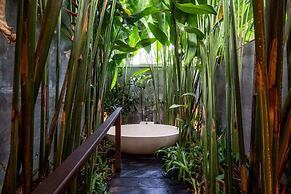 Astonishing Jungle Villa, 4 BR, Ubud With Staff