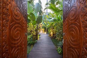 Astonishing Jungle Villa, 4 BR, Ubud With Staff