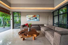 Astonishing Jungle Villa, 4 BR, Ubud With Staff