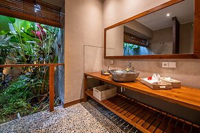 Astonishing Jungle Villa, 4 BR, Ubud With Staff