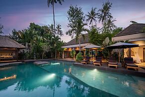 Astonishing Jungle Villa, 4 BR, Ubud With Staff