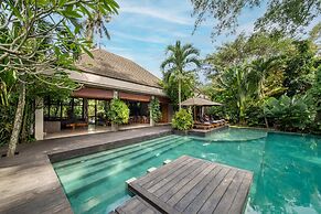 Astonishing Jungle Villa, 4 BR, Ubud With Staff