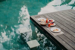 Astonishing Jungle Villa, 4 BR, Ubud With Staff