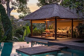 Astonishing Jungle Villa, 4 BR, Ubud With Staff