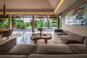 Astonishing Jungle Villa, 4 BR, Ubud With Staff