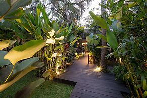 Astonishing Jungle Villa, 4 BR, Ubud With Staff