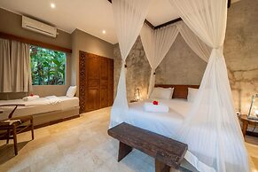 Astonishing Jungle Villa, 4 BR, Ubud With Staff