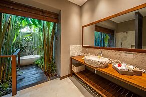 Astonishing Jungle Villa, 4 BR, Ubud With Staff