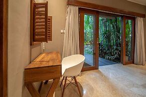 Astonishing Jungle Villa, 4 BR, Ubud With Staff