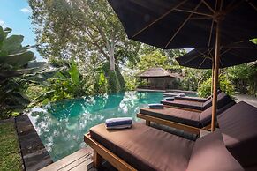 Astonishing Jungle Villa, 4 BR, Ubud With Staff