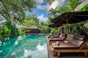 Astonishing Jungle Villa, 4 BR, Ubud With Staff