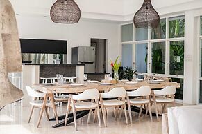 Magical Jungle Villa, 4 BR, Ubud With Staff