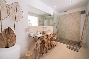 Magical Jungle Villa, 4 BR, Ubud With Staff