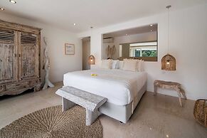 Magical Jungle Villa, 4 BR, Ubud With Staff