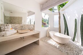 Magical Jungle Villa, 4 BR, Ubud With Staff