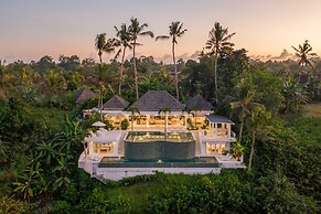 Magical Jungle Villa, 4 BR, Ubud With Staff
