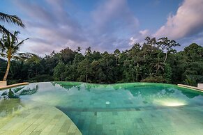 Magical Jungle Villa, 4 BR, Ubud With Staff