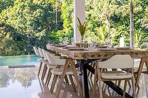 Magical Jungle Villa, 4 BR, Ubud With Staff