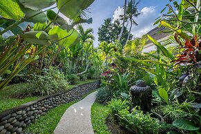 Magical Jungle Villa, 4 BR, Ubud With Staff
