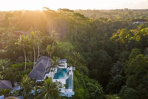 Magical Jungle Villa, 4 BR, Ubud With Staff