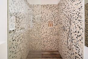 Limitless Jungle Villas Complex, 5 BR, Ubud With Staff