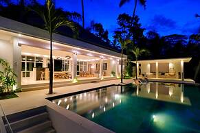 Limitless Jungle Villas Complex, 5 BR, Ubud With Staff