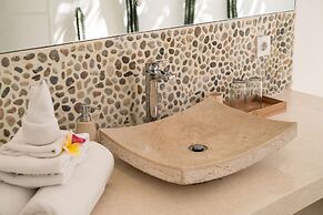 Limitless Jungle Villas Complex, 5 BR, Ubud With Staff