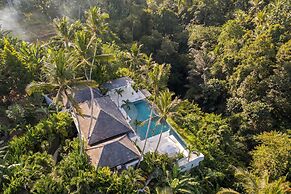 Limitless Jungle Villas Complex, 5 BR, Ubud With Staff
