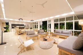 Limitless Jungle Villas Complex, 5 BR, Ubud With Staff