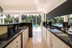 Limitless Jungle Villas Complex, 5 BR, Ubud With Staff