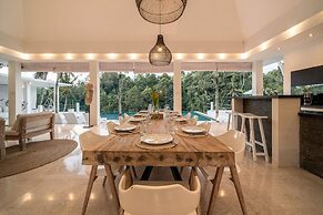 Limitless Jungle Villas Complex, 5 BR, Ubud With Staff