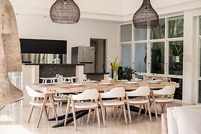 Limitless Jungle Villas Complex, 5 BR, Ubud With Staff